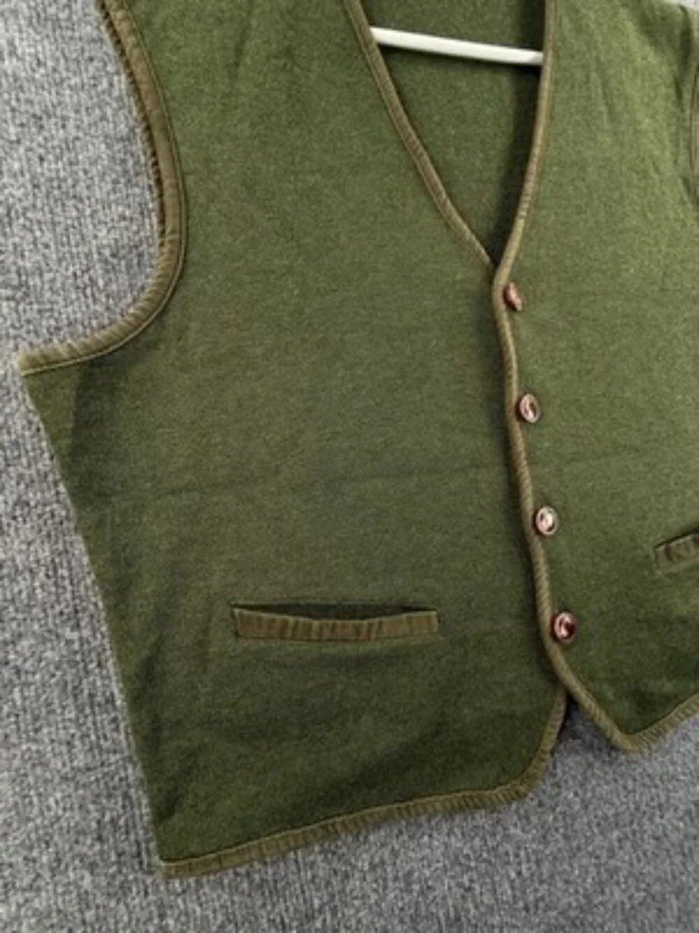 Burberry 5 Vest Green Mens V-Neck Sleeveless Solid Sweater Knit Adult Fashion